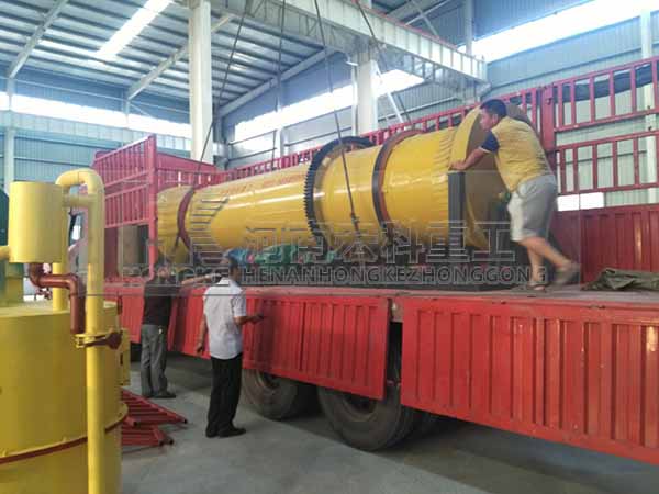 發往新疆博湖縣2m&times;8m豬糞烘干機的現場實拍